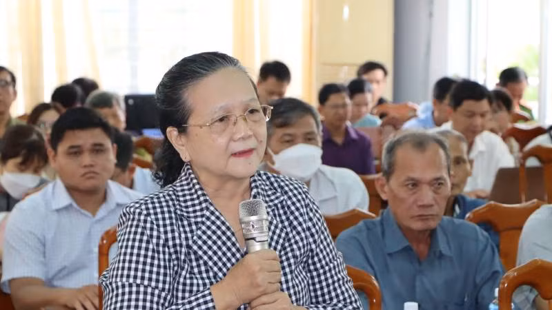 Cử tri phản ánh các vấn đề liên quan đến nhiều bộ sách giáo khoa. Cử tri phản ánh các vấn đề liên quan đến nhiều bộ sách giáo khoa.