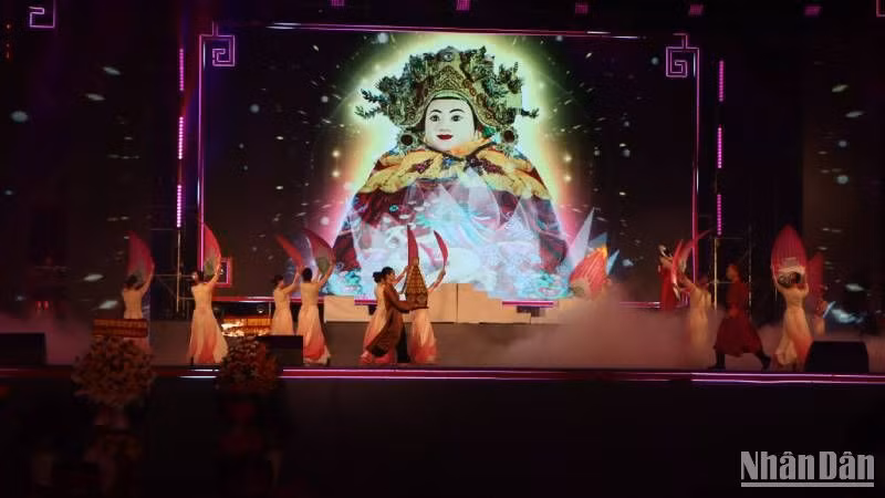 Lễ hội vía Bà Chúa Xứ núi Sam thu hút đông đảo khách tham quan.