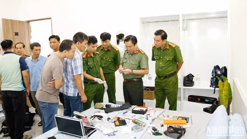 Lãnh đạo Công an tỉnh An Giang kiểm tra hiện trường.