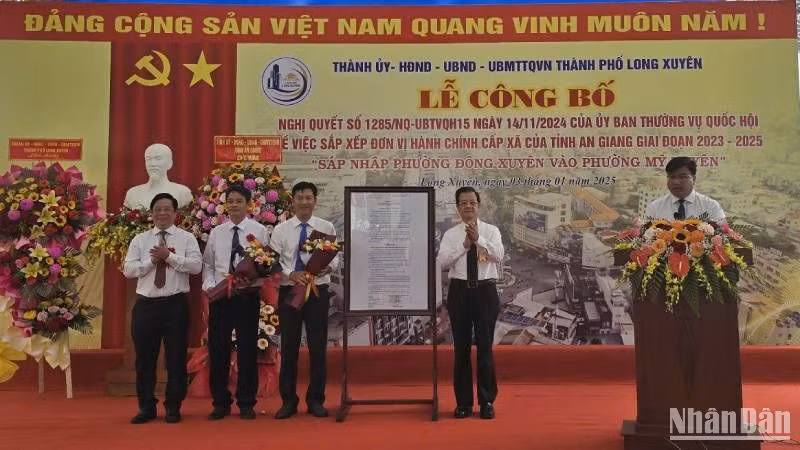 Lãnh đạo tỉnh An Giang trao Nghị quyết của Ủy ban Thường vụ Quốc hội và trao hoa chúc mừng Đảng bộ phường Mỹ Xuyên.