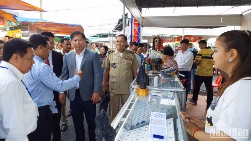 Các đại biểu tham quan các gian hàng tại hội chợ