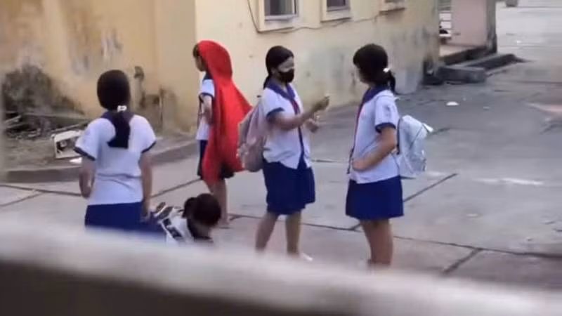 Hình ảnh các nữ sinh hút thuốc.