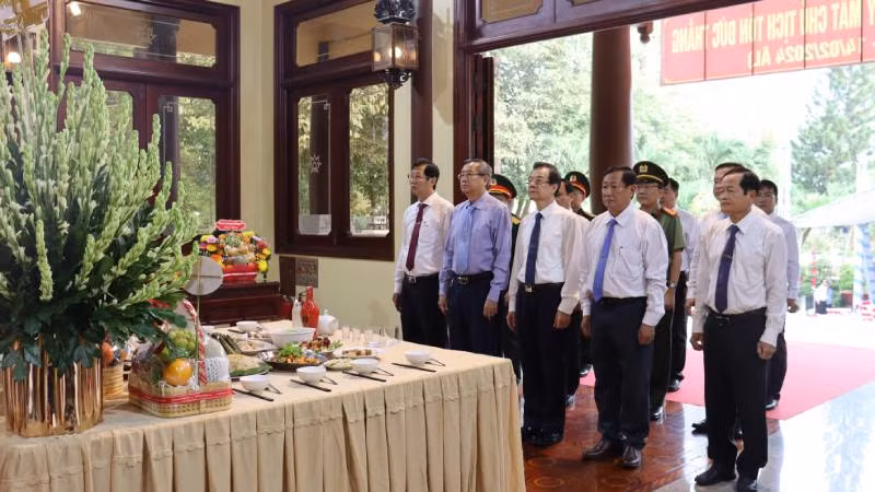Lãnh đạo tỉnh An Giang mặc niệm tưởng nhớ Bác Tôn.