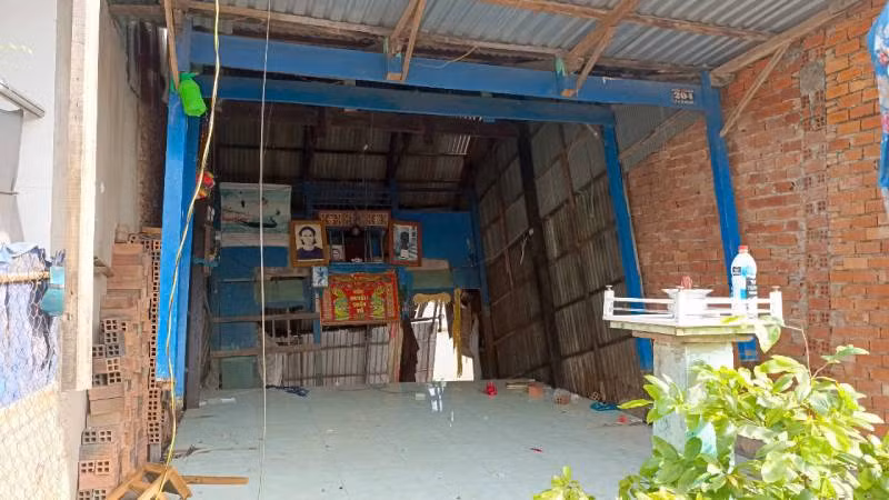 Phần bếp phía sau của căn nhà đã rơi xuống sông.