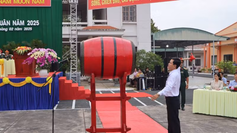 Chủ tịch Ủy ban nhân dân thành phố Long Xuyên Đinh Văn Bảo đánh trống mở hội giao quân. Chủ tịch Ủy ban nhân dân thành phố Long Xuyên Đinh Văn Bảo đánh trống mở hội giao quân.