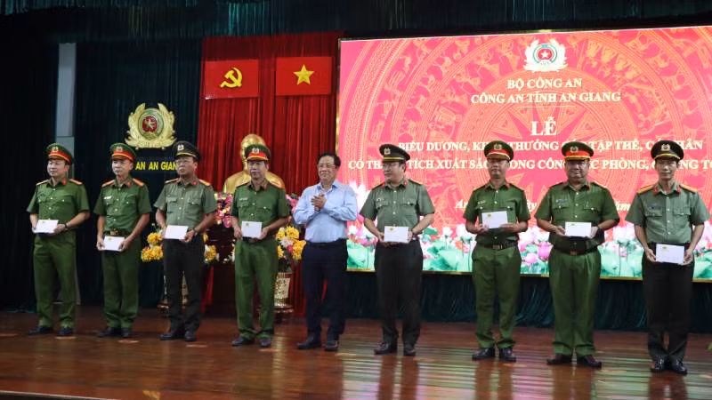 Khen thưởng tập thể phá án nhanh vụ án tàng trữ , mua bán trái phép vũ khí quân dụng ở huyện Tri Tôn.