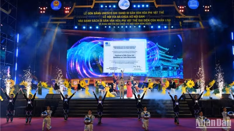 Quang cảnh lễ hội.