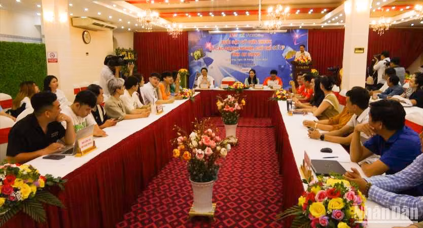 Quang cảnh buổi gặp gỡ giới thiệu sản phẩm OCOP trên TikTok.