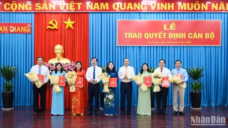 An Giang trao quyết định điều động các cán bộ