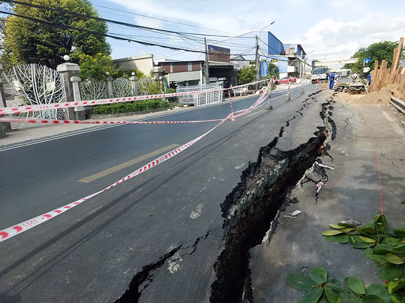 Những vết nứt toạc kéo dài. Những vết nứt toạc kéo dài.