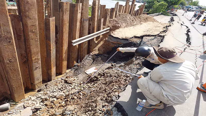 Sạt lở tạo thành hố sâu hơn 2,5m. Sạt lở tạo thành hố sâu hơn 2,5m.