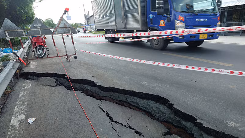 Một đoạn đường bị sụp lún. Một đoạn đường bị sụp lún.
