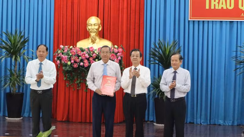 Bí thư Tỉnh ủy An Giang Lê Hồng Quang trao Quyết định cho các đồng chí trong Ban Chấp hành Đảng ủy cơ quan Đảng tỉnh.