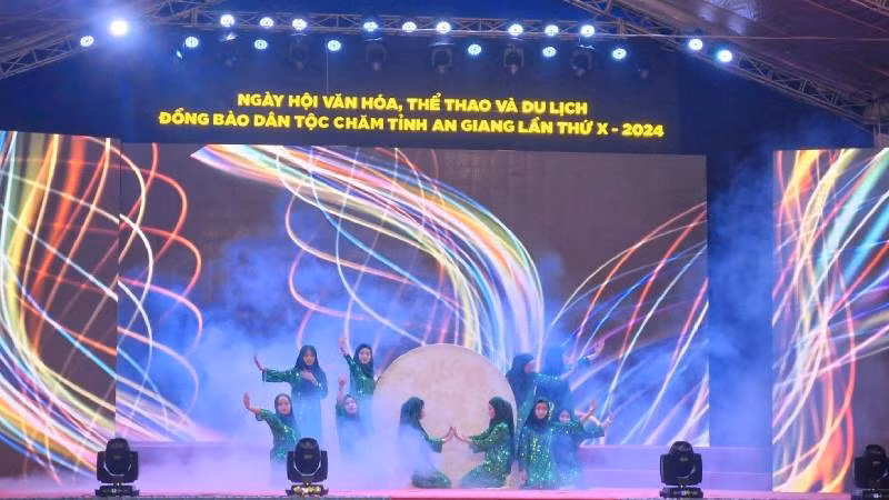 Các nghệ sĩ Chăm biễu diễn nghệ thuật văn hóa Chăm