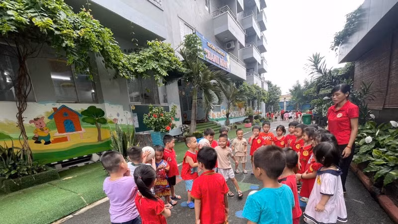 Một khu nhà lưu trú cho công nhân, có nhà trẻ để chăm lo chỗ học tập cho con em người lao động tại Khu chế xuất Linh Trung 2, Thành phố Thủ Đức. (Ảnh: QUÝ HIỀN)