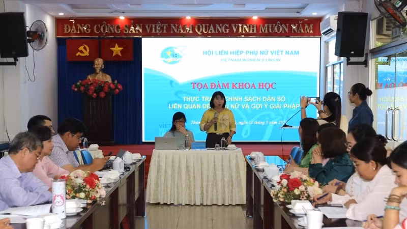 Tọa đàm khoa học “Thực trạng chính sách dân số liên quan đến phụ nữ và gợi ý giải pháp”. (Ảnh: QUÝ HIỀN)