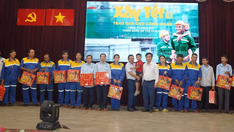 Báo Nhân Dân và Công ty cổ phần Xây dựng Coteccons tổ chức trao tặng 200 phần quà cho công nhân lao động đang làm việc tại Công ty Trách nhiệm hữu hạn Một thành viên Thoát nước đô thị Thành phố Hồ Chí Minh. (Ảnh: THẾ ANH)