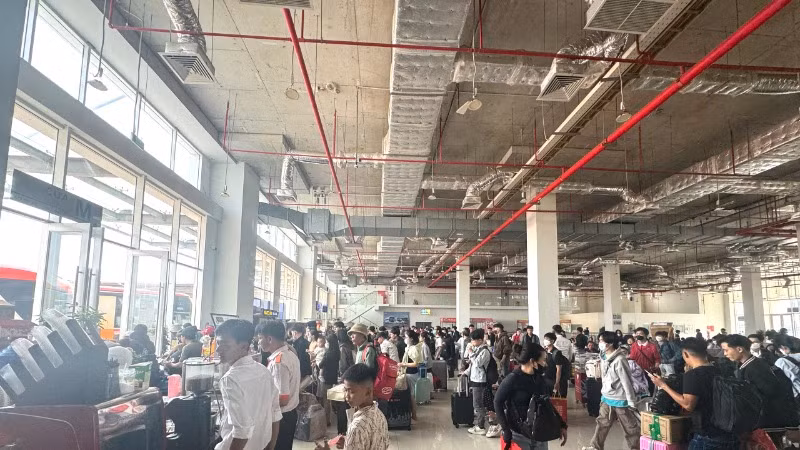 Người dân từ các tỉnh quay lại Thành phố Hồ Chí Minh bằng xe khách sau kỳ nghỉ Tết kéo dài 9 ngày. Bến xe Miền Đông mới đông đúc hành khách sáng 2/2. (Ảnh: QUÝ HIỀN)