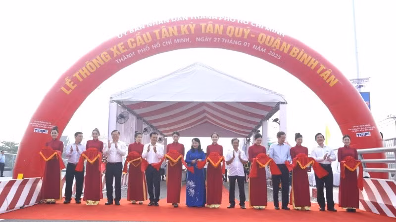 Cầu Tân Kỳ Tân Quý chính thức thông xe sáng 21/1. (Ảnh: THẾ ANH)
