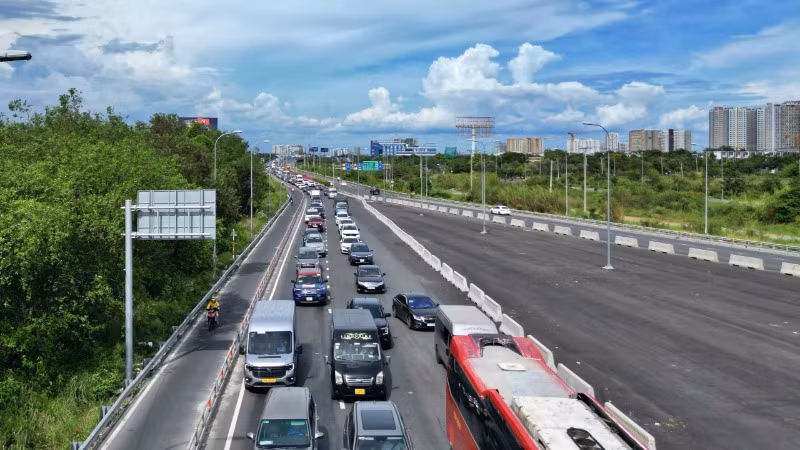 Tại nút giao An Phú, thành phố Thủ Đức, đoạn giao với cao tốc Thành phố Hồ Chí Minh-Long Thành-Dầu Giây dù xe đông đúc nhưng trật tự, chưa ghi nhận ùn tắc phương tiện chiều 4/5. (Ảnh: THẾ ANH)