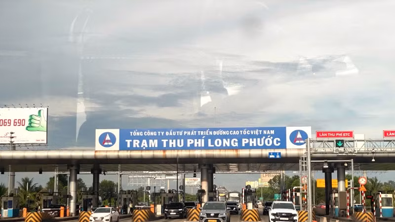 Xe ô-tô phải nhích từng chút một để di chuyển về hướng Thành phố Hồ Chí Minh nhất là tại khu vực trạm thu phí Long Phước (Đồng Nai).