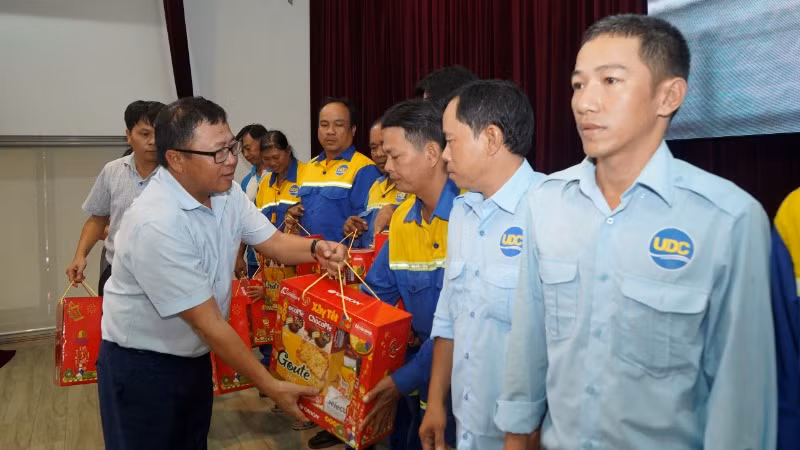 Trưởng Cơ quan Thường trực Báo Nhân Dân tại Thành phố Hồ Chí Minh trao quà Tết, thăm hỏi công nhân Công ty Trách nhiệm hữu hạn Một thành viên Thoát nước đô thị Thành phố Hồ Chí Minh. (Ảnh: THẾ ANH)