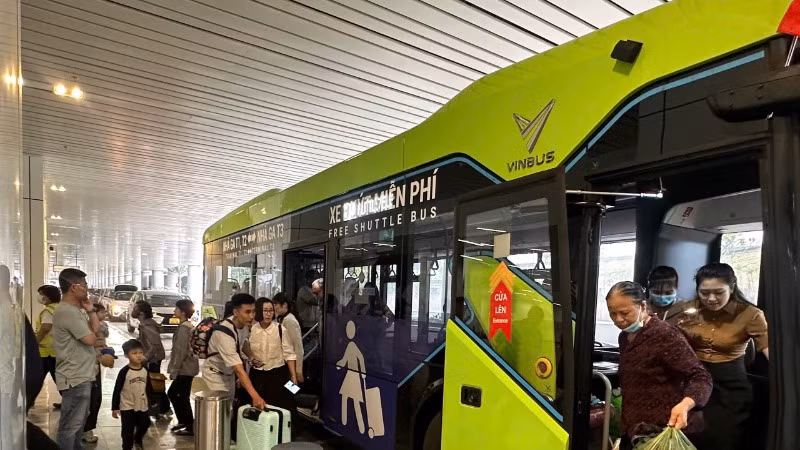 Hành khách được sử dụng xe buýt trung chuyển miễn phí từ nhà ga T1, T2 qua nhà ga T3 mới đưa vào hoạt động. (Ảnh: QUÝ HIỀN)