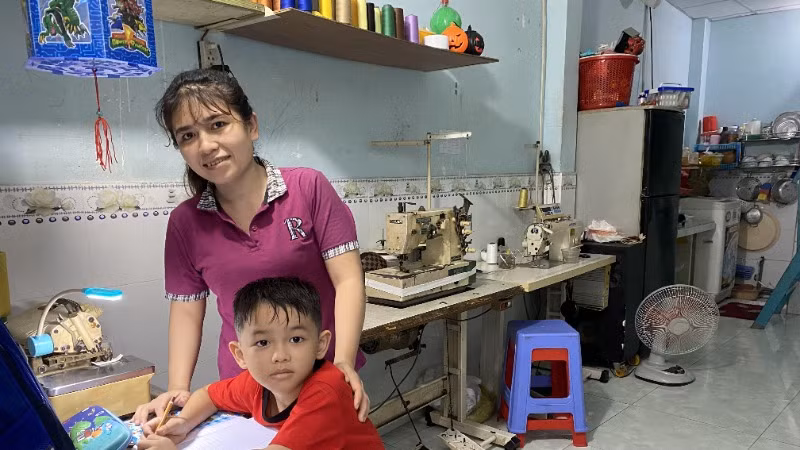 Công nhân lao động thuê nhà trọ tại Khu nhà trọ thuộc phường Bình Hưng Hòa A, quận Bình Tân (Ảnh: QUÝ HIỀN)
