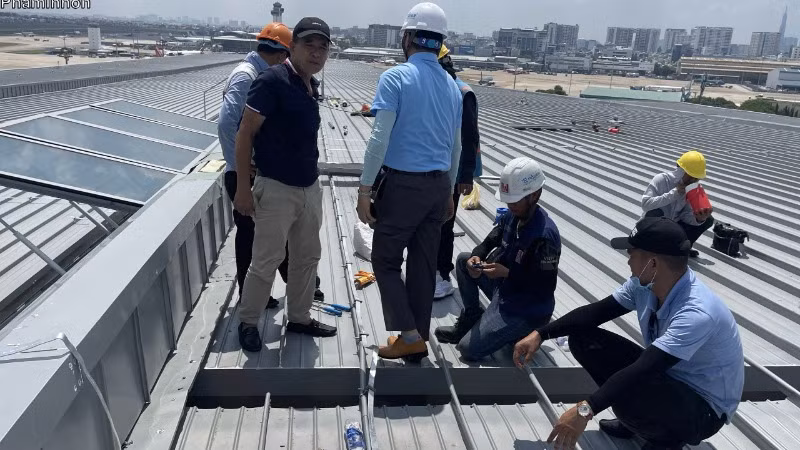 Đơn vị thi công khắc phục sự số mái lợp gây dột nước tại phòng chờ nhà ga T3 sân bay Tân Sơn Nhất chiều 8/5.