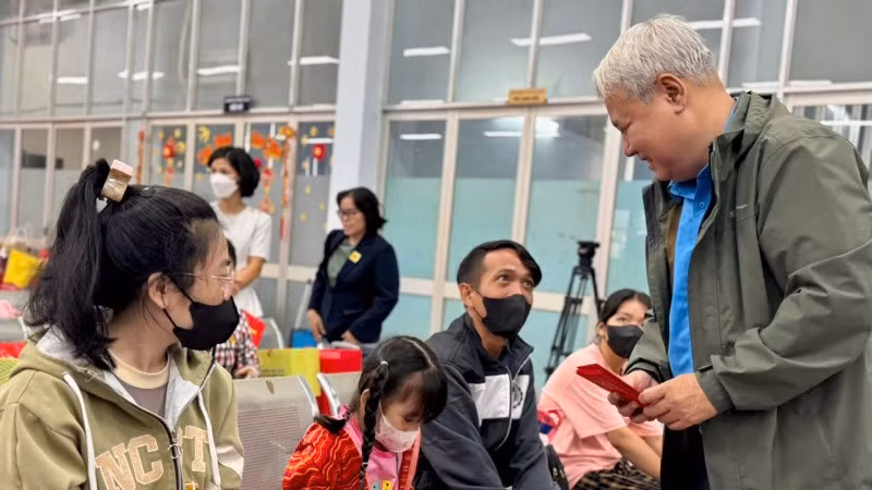 Chủ tịch Liên đoàn Lao động Thành phố Hồ Chí Minh Võ Khắc Thái lì xì chúc Tết công nhân về quê bằng tàu hỏa sáng 20/1. Chủ tịch Liên đoàn Lao động Thành phố Hồ Chí Minh Võ Khắc Thái lì xì chúc Tết công nhân về quê bằng tàu hỏa sáng 20/1.