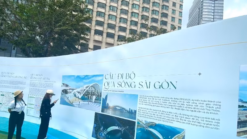 Điểm độc đáo của cầu đi bộ qua sông Sài Gòn có thiết kế mang hình dáng chiếc lá dừa nước-biểu tượng văn hóa thân thuộc của vùng đất Nam Bộ. (Ảnh: QUÝ HIỀN)