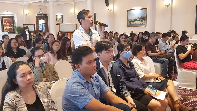 Đại diện doanh nghiệp nêu vấn đề liên quan bảo hiểm thất nghiệp tại Hội nghị Đối thoại giữa doanh nghiệp và chính quyền Thành phố, sáng 14/3. (Ảnh: QUÝ HIỀN)
