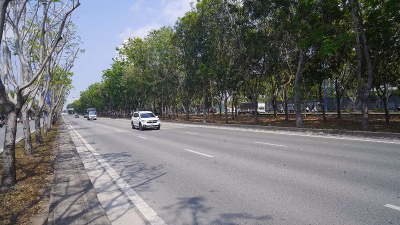 Xe ô tô lưu thông trên tuyến đường Nguyễn Văn Linh. (Ảnh: THẾ ANH)