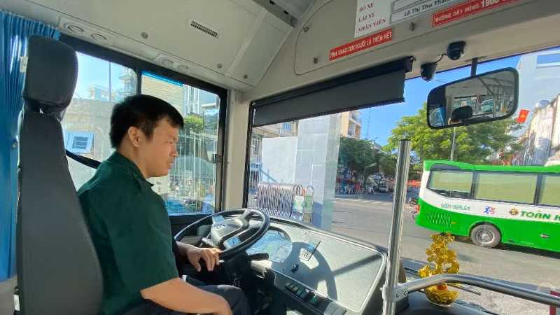 Xe buýt, một loại hình vận tải phải xin phép kinh doanh và phù hiệu để hoạt động. (Ảnh: QUÝ HIỀN)