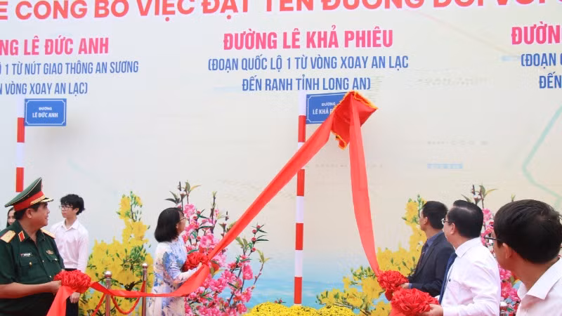 Nghị thức công bố đặt tên các tuyến đướng trên Quốc lộ 1. (Ảnh: QUÝ HIỀN)