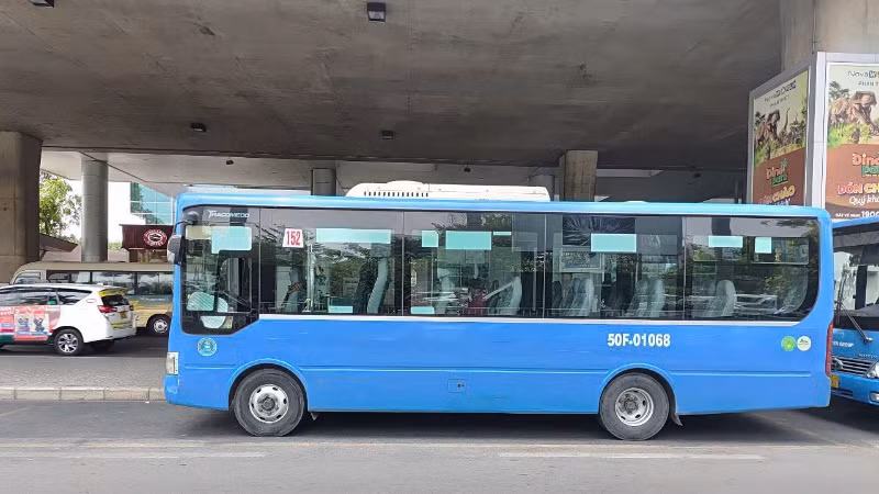 Tuyến xe buýt 152 (Khu dân cư Trung Sơn-Bến Thành-Sân bay Tân Sơn Nhất) phục vụ đưa đón hành khách tại sân bay Tân Sơn Nhất. (ảnh: QUÝ HIỀN)