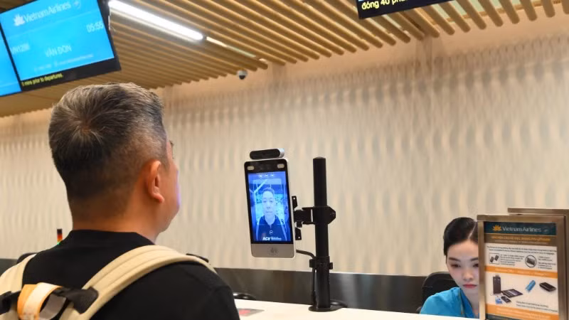 Nhà ga ứng dụng thẻ Căn cước công dân gắn chip điện tử, nhận diện khuôn mặt (Facial ID) giúp giảm thiểu nguy cơ sử dụng giấy tờ giả (Ảnh: QUÝ HIỀN)