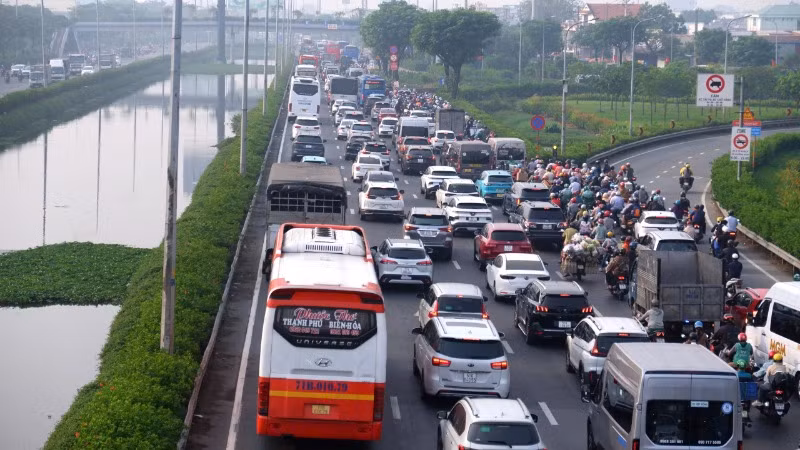 Cửa ngõ phía Tây sáng 24/1 đông đúc phương tIện. (Ảnh: QUÝ HIỀN)