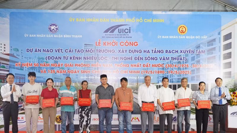 Chính quyền địa phương tặng quà cho các hộ dân quận Bình Thạnh và Gò Vấp có nhà đất nằm trong dự án rạch Xuyên Tâm (Ảnh: MINH TÂM)