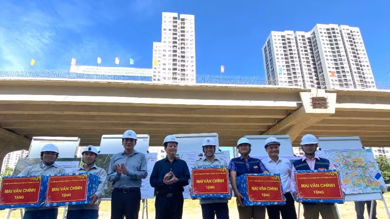 Phó thủ tướng Mai Văn Chính tặng quà cho công nhân thi công tại công trường. (Ảnh: QUÝ HIỀN) Phó thủ tướng Mai Văn Chính tặng quà cho công nhân thi công tại công trường. (Ảnh: QUÝ HIỀN)