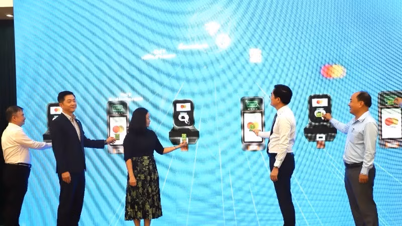 Thành phố Hồ Chí Minh phát hành thẻ MultiPass dùng thanh toán liên thông cho các phương tiện giao thông công cộng (ảnh: QUÝ HIỀN)