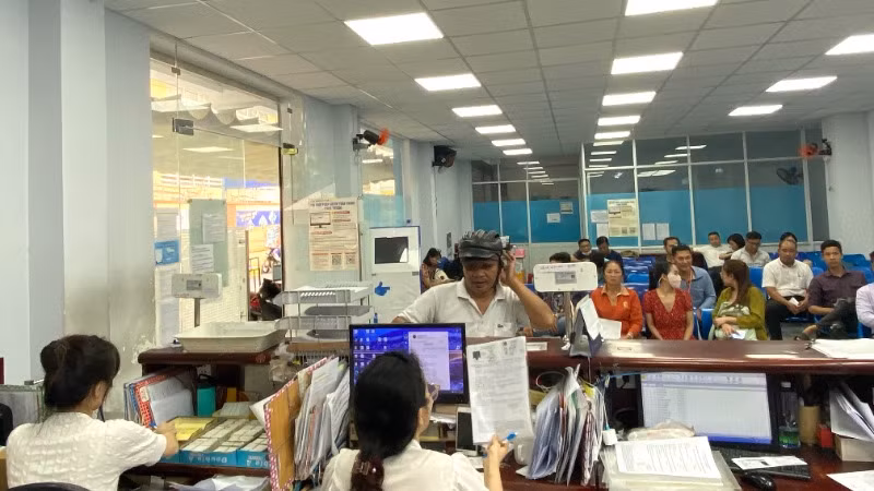 Đông đảo người dân nộp hồ sơ tại Bộ phận Quản lý sát hạch và cấp giấy phép lái xe (Sở Giao thông vận tải Thành phố Hồ Chí Minh). (Ảnh: QUÝ HIỀN)