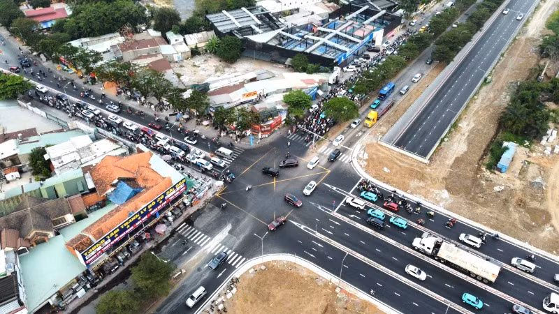 Nút giao Nguyễn Văn Linh-Nguyễn Hữu Thọ thi công hoàn tất, đưa vào hoạt động giúp giải tỏa ùn tắc giao thông, mở cánh cửa khu vực phía nam thành phố. (Ảnh: QUÝ HIỀN)