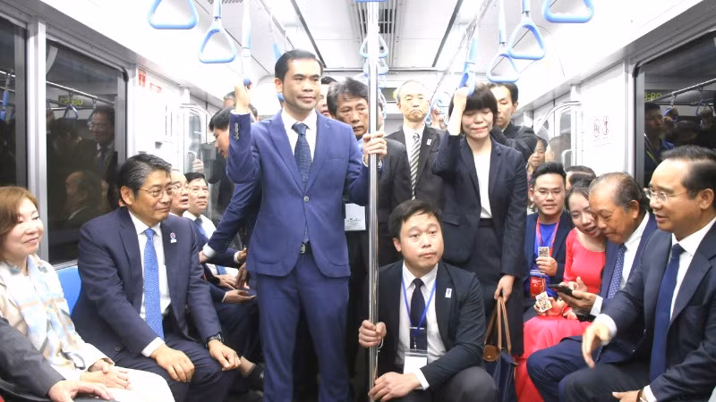 Ông Nguyễn Văn Được, Chủ tịch Ủy ban nhân dân Thành phố Hồ Chí Minh cùng các đại biểu cùng đi Metro Bến Thành-Suối Tiên. (Ảnh: QUÝ HIỀN) Ông Nguyễn Văn Được, Chủ tịch Ủy ban nhân dân Thành phố Hồ Chí Minh cùng các đại biểu cùng đi Metro Bến Thành-Suối Tiên. (Ảnh: QUÝ HIỀN)