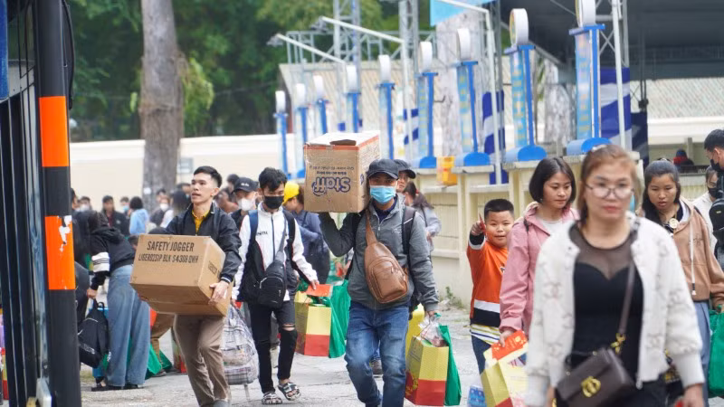 Công nhân lao động rời Thành phố về quê đón Tết Ất Tỵ 2025, sáng 27 tháng Chạp. (Ảnh: QUÝ HIỀN) Công nhân lao động rời Thành phố về quê đón Tết Ất Tỵ 2025, sáng 27 tháng Chạp. (Ảnh: QUÝ HIỀN)