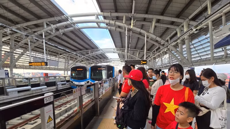 Người dân chọn đi Metro vào trung tâm thành phố xem tổng duyệt diễu binh ngày 27/4. (Ảnh: QUÝ HIỀN)