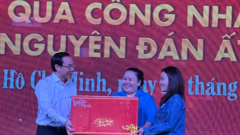 Bí thư Nguyễn Văn Nên thăm hỏi, tặng quà Tết cho các cấp Công đoàn Thành phố (ảnh: QUÝ HIỀN) Bí thư Nguyễn Văn Nên thăm hỏi, tặng quà Tết cho các cấp Công đoàn Thành phố (ảnh: QUÝ HIỀN)
