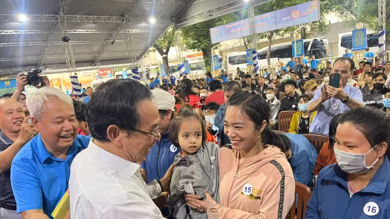 Bí thư Thành ủy Thành phố Hồ Chí Minh thăm hỏi, tặng quà, chúc Tết công nhân lao động Thành phố, sáng 27 tháng Chạp. (Ảnh: QUÝ HIỀN)