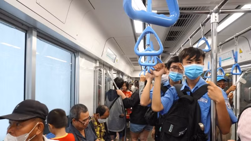 Tuyến Metro số 1 Bến Thành-Suối Tiên thu hút đông đảo học sinh, sinh viên đi lại (Ảnh: QUÝ HIỀN)