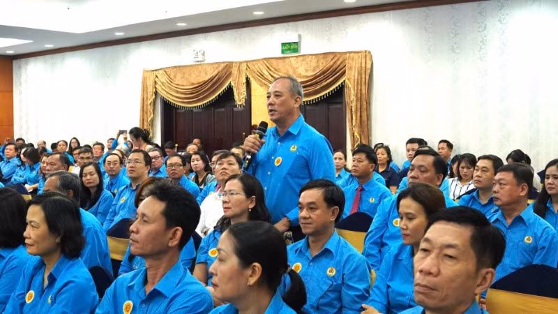Chủ tịch Công ty TNHH Pouyuen Việt Nam phát biểu ý kiến về nhà ở cho công nhân tại buổi gặp gỡ. (Ảnh: QUÝ HIỀN)